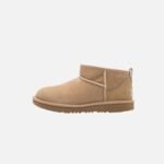 Bottines UGG Classic Ultra Mini Sand plateforme unisex vue de profil sur fond blanc