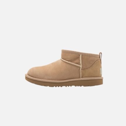 Bottines UGG Classic Ultra Mini Sand plateforme unisex vue de profil sur fond blanc