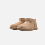 Paire de bottines UGG Classic Ultra Mini plateforme sand portées styling moderne