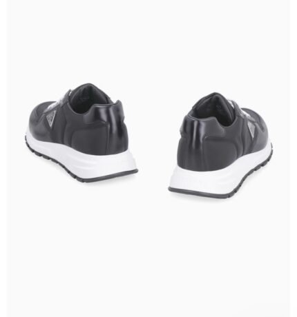 Basket Prada homme noire détail semelle caoutchouc logo relief authentique